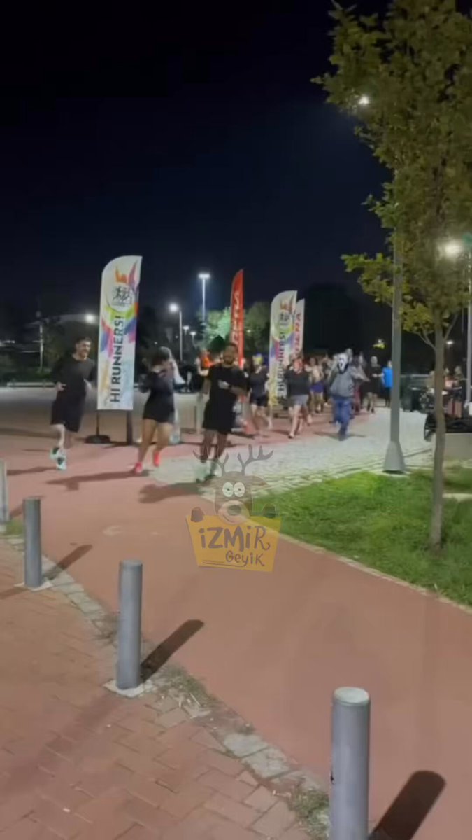 İzmir'de Cadılar Bayramı Temalı Gece Koşusu Renkli Görüntülere Sahne Oldu