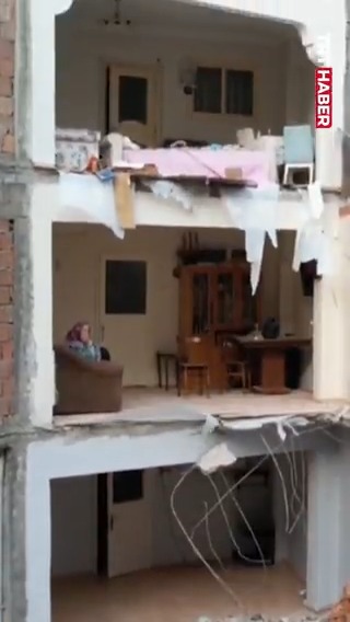 Zeytinburnu'nda Yıkılan Binanın Bitişiğindeki Apartmanda Duvar Çöktü