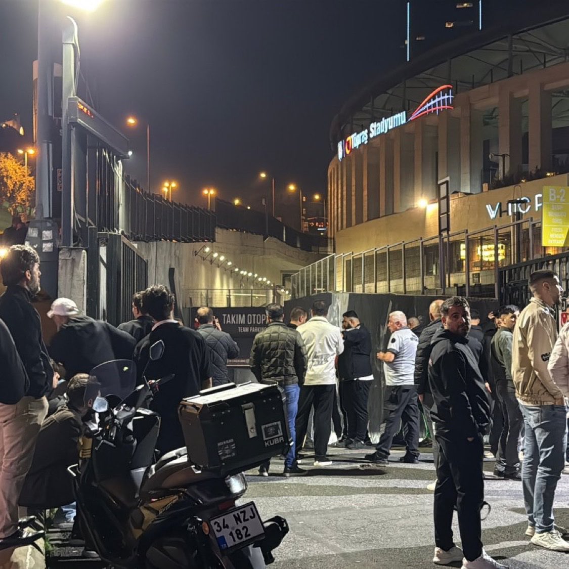 Beşiktaş Taraftarları Arasında Stadyumda Kavga: Bir Yaralı