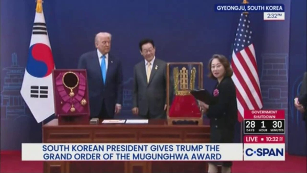 Güney Kore Liderinden Trump'a Altın Taç Hediye Edildi