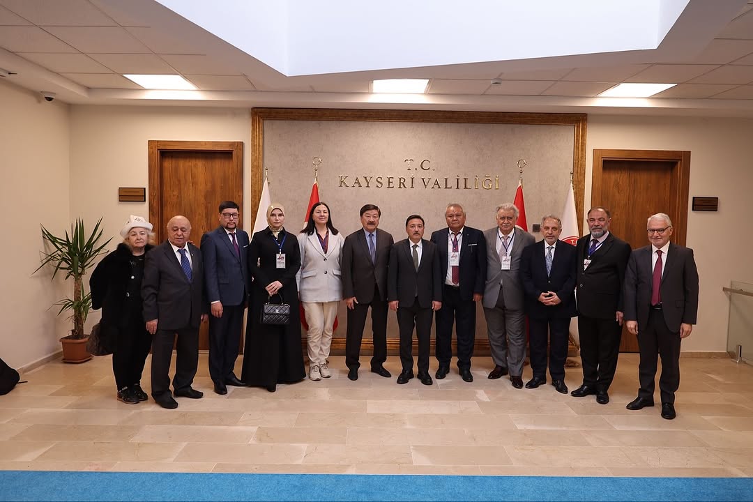 Talas Belediyesi ve Türk Dünyası Yazarları Vali Çiçek'i Ziyaret Etti