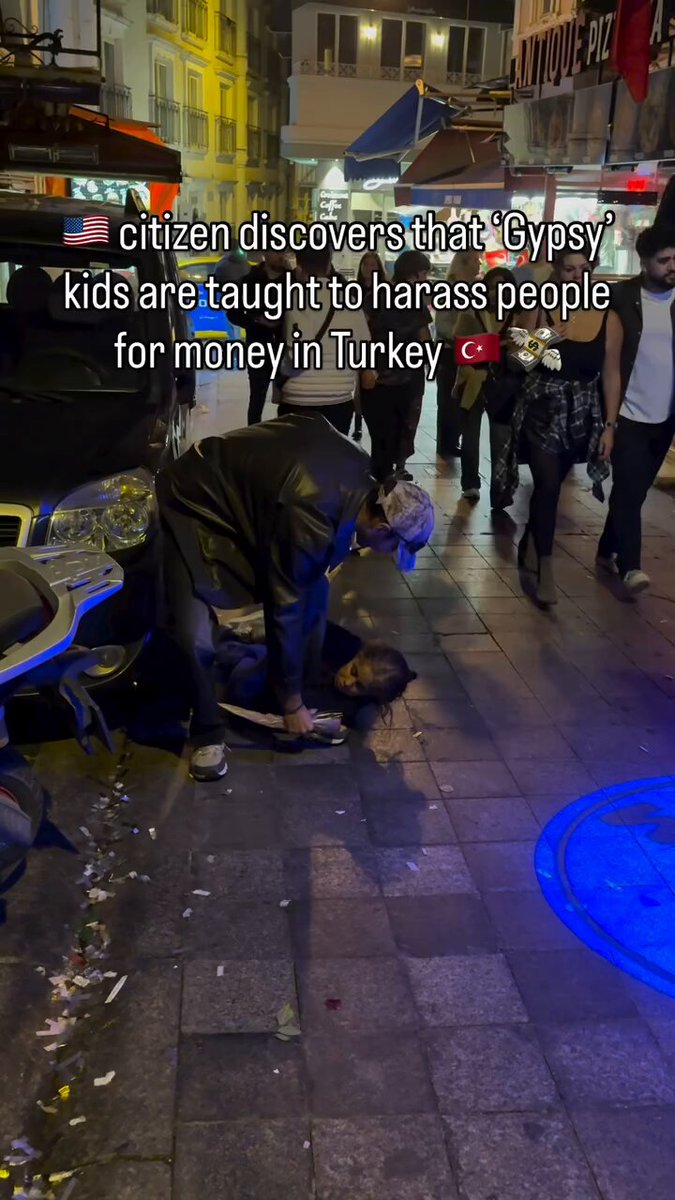 İstanbul'da Turistten Para İstemek İçin Ayaklarına Sarılan Çiçekçi Çocuk
