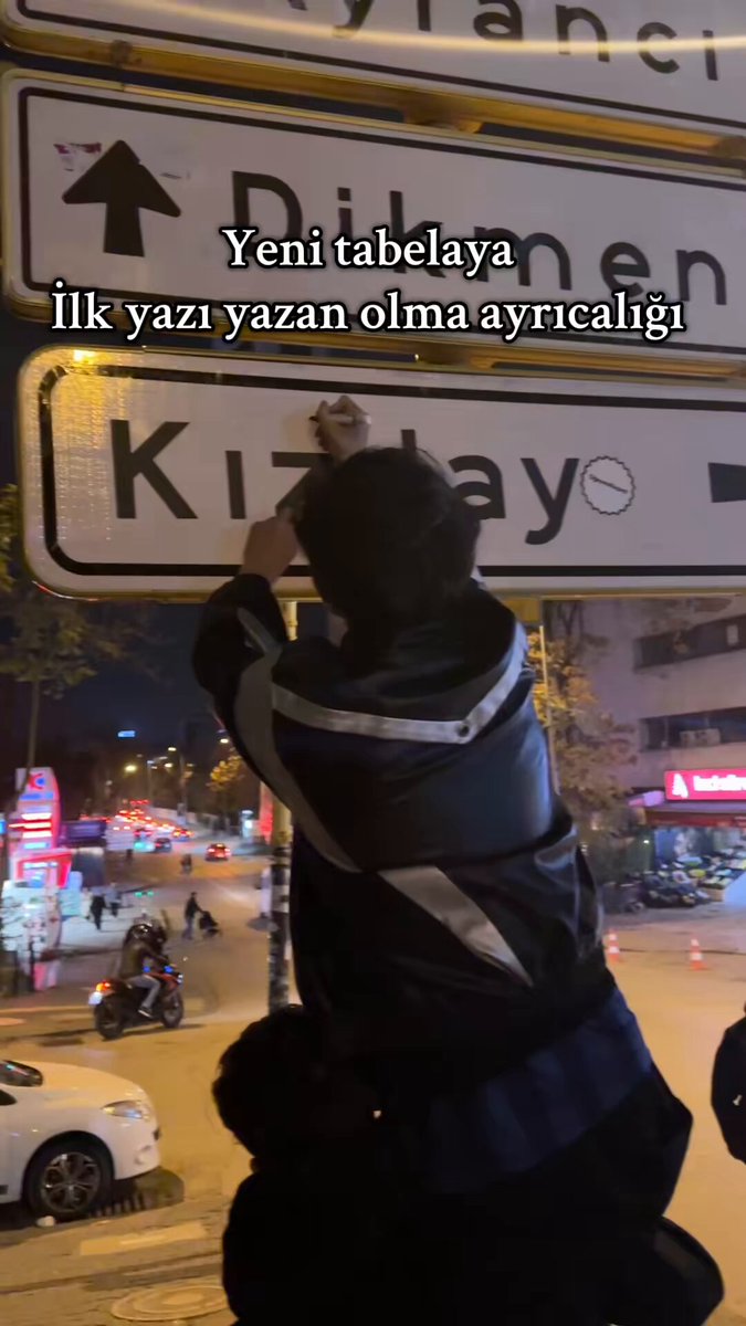 Ankara'da Kızılay Tabelasına Yazı Yazan Gençler Görüntülendi