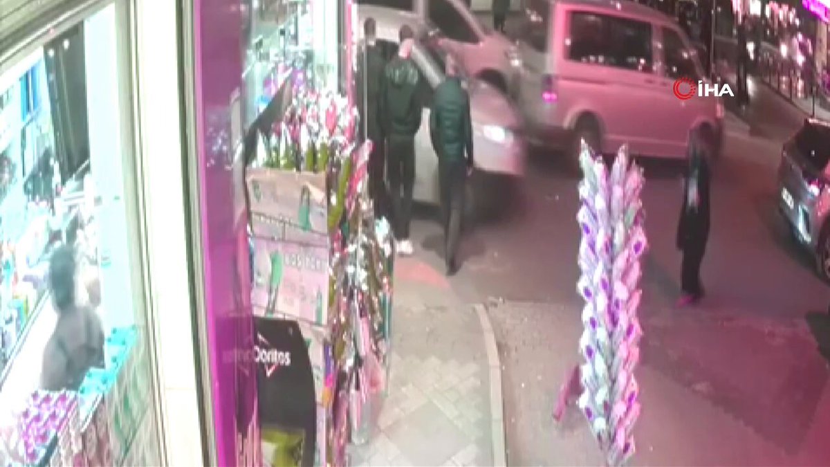 İstanbul'da Polisten Kaçan Şahıs, Yoldan Geçen Yaşlı Kadına Çarptı