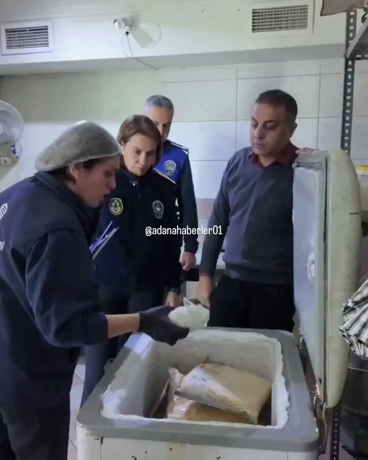 Adana'da Dönercide Böceklenmiş Turşu ve Kokmuş Mayonez Yürekleri Ağza Getirdi