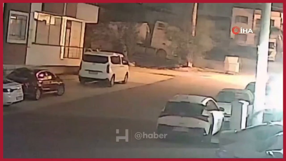 Hatay'da Fırtınada Sürüklenen Çöp Konteyneri Otomobillerin Arasında Sıkıştı