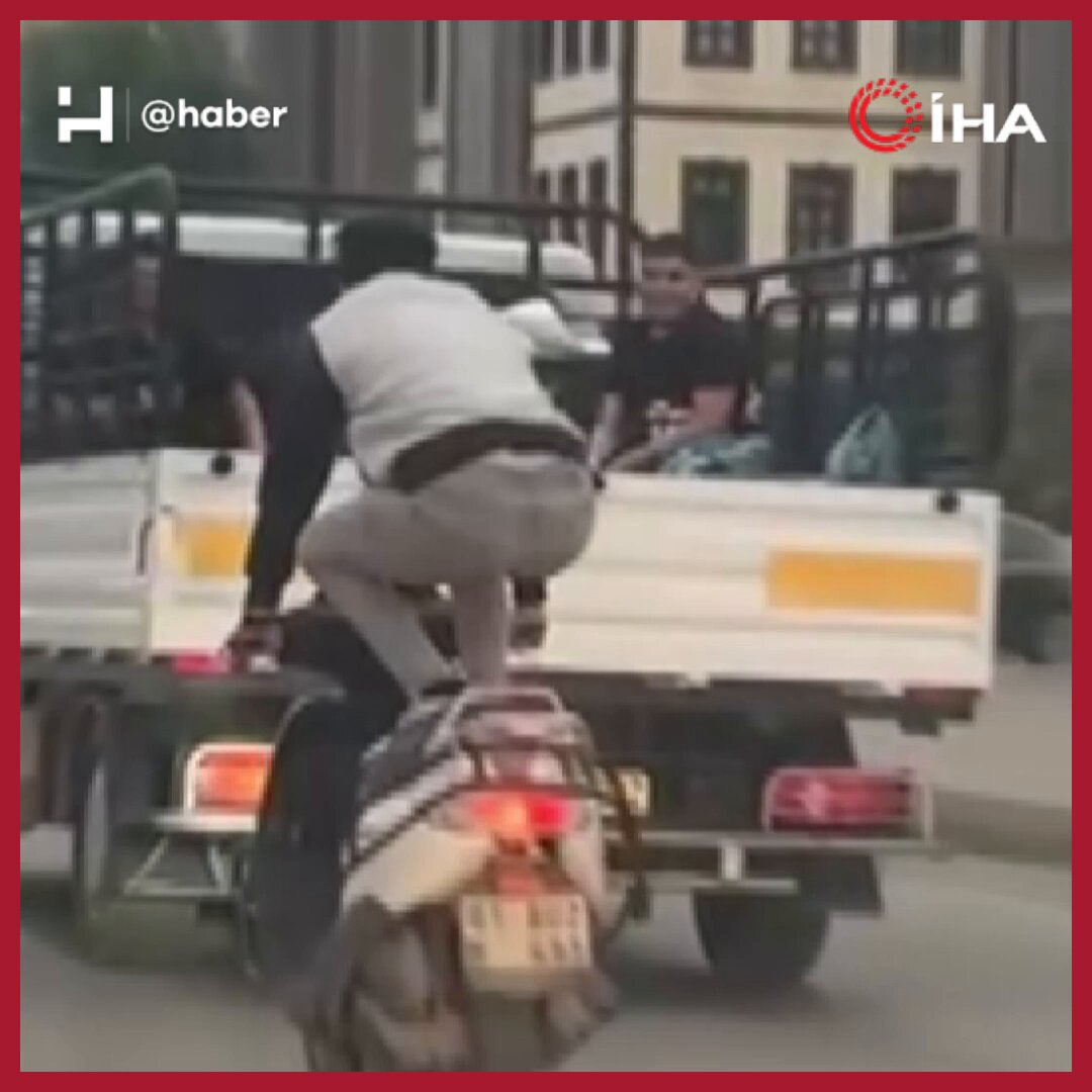 Adana'da Trafikte İnanılmaz Görüntü: Motosikletini Önce Çömelerek, Sonra Yatarak Süren Sürücü