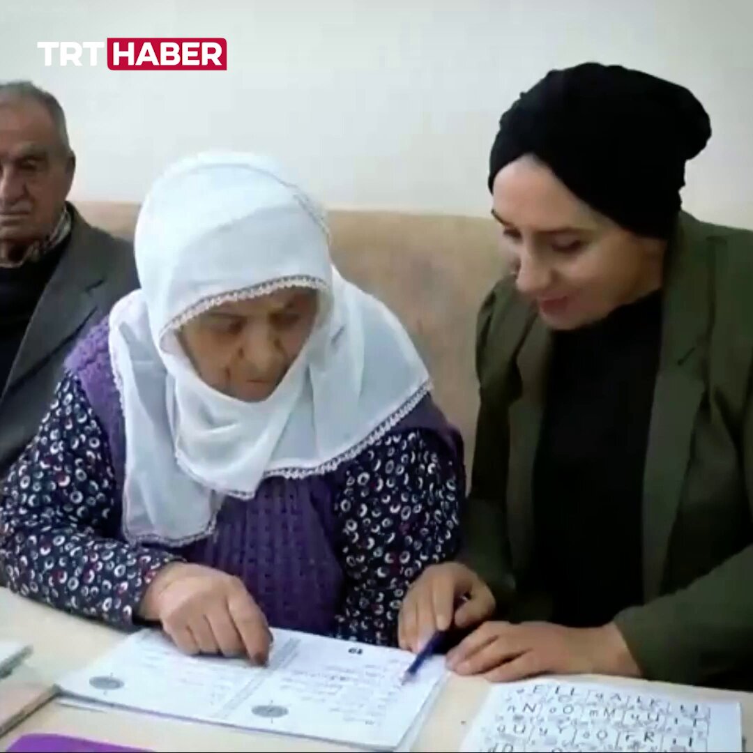 88 Yaşındaki Emine Teyze, Eşine Cevap Olmak İçin 3 Ayda Okuma Yazma Öğrendi