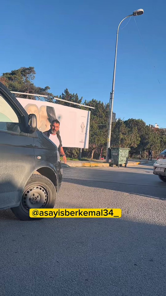 Kadıköy'de Yol Verme Tartışması Sözlü Kavgaya Dönüştü