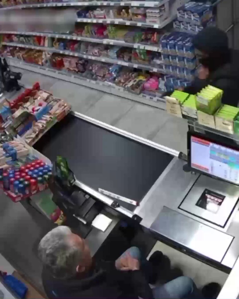 Hollanda'da Market İşletmecisi, Silahlı Soyguncuyu Su Şişesiyle Kovalamasıyla Gündem Oldu