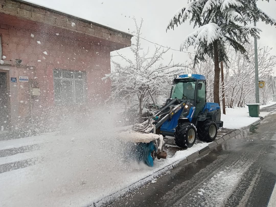 Talas Belediyesi Yoğun Kar Yağışına Karşı Yolları Açıyor