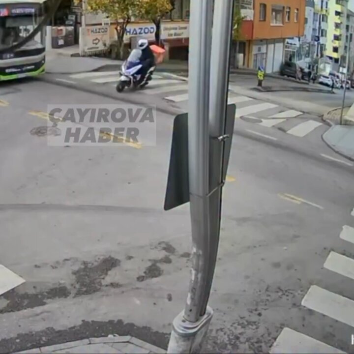 Kocaeli'de Kontrolsüz Çıkış Yapan Motosiklet Kuryesine Otobüs Çarptı