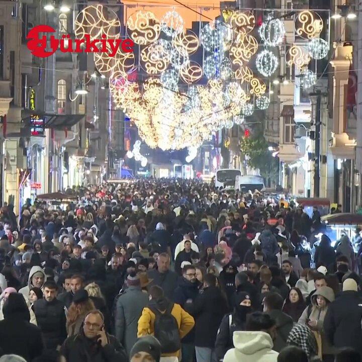 Taksim Meydanı ve İstiklal Caddesi'nde Yılbaşı Yoğunluğu