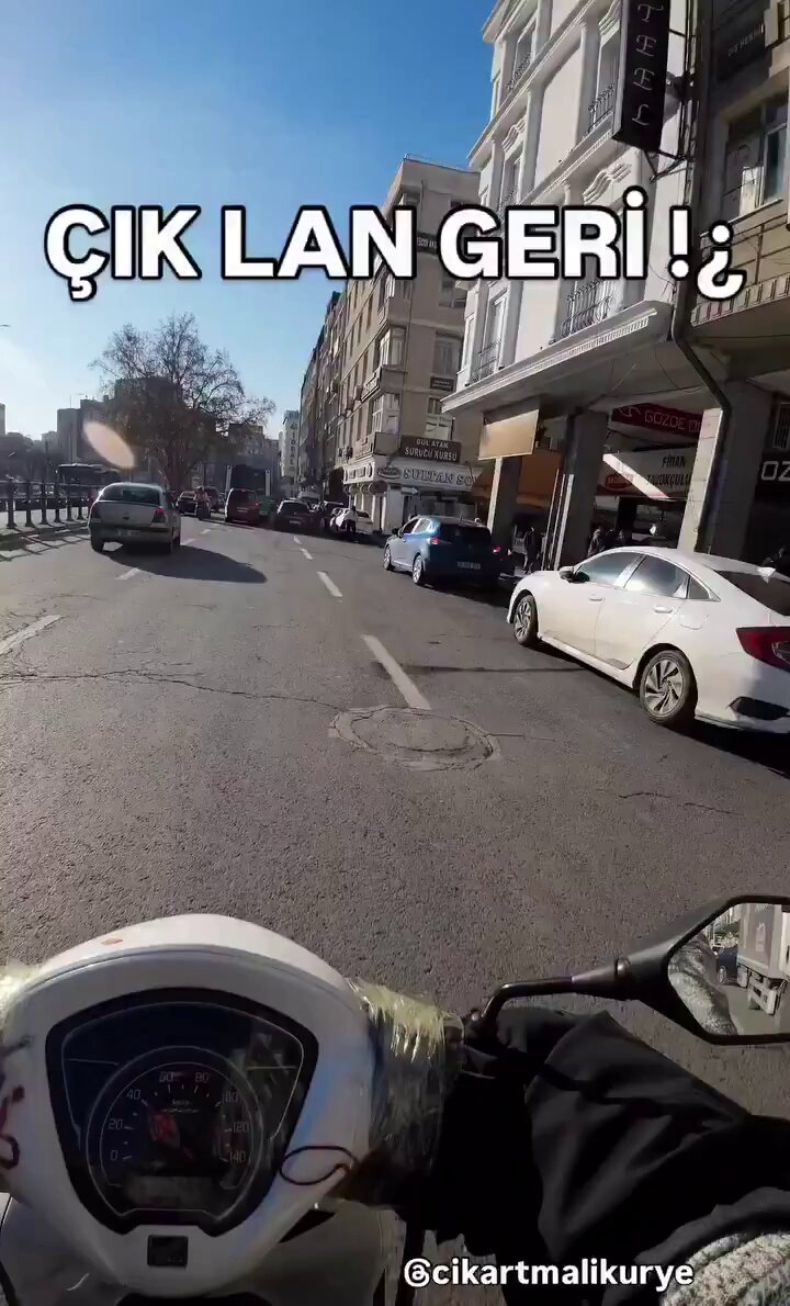 Kayseri'de Motosiklet Sürücüsü Ters Yöndeki Araçları Durdurdu