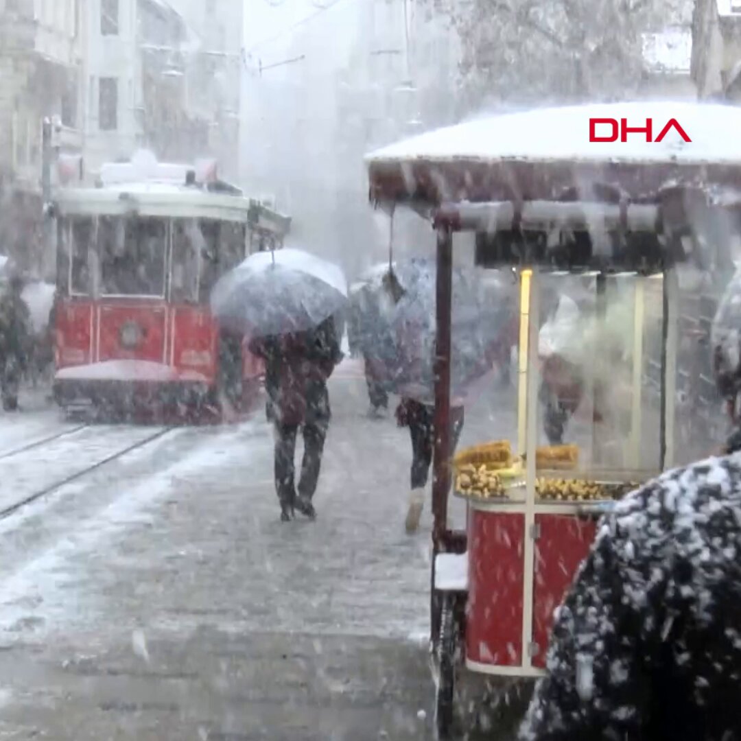 Taksim Meydanı Kar Altında: Beyaz Örtü İstanbul'un Kalbini Kapladı
