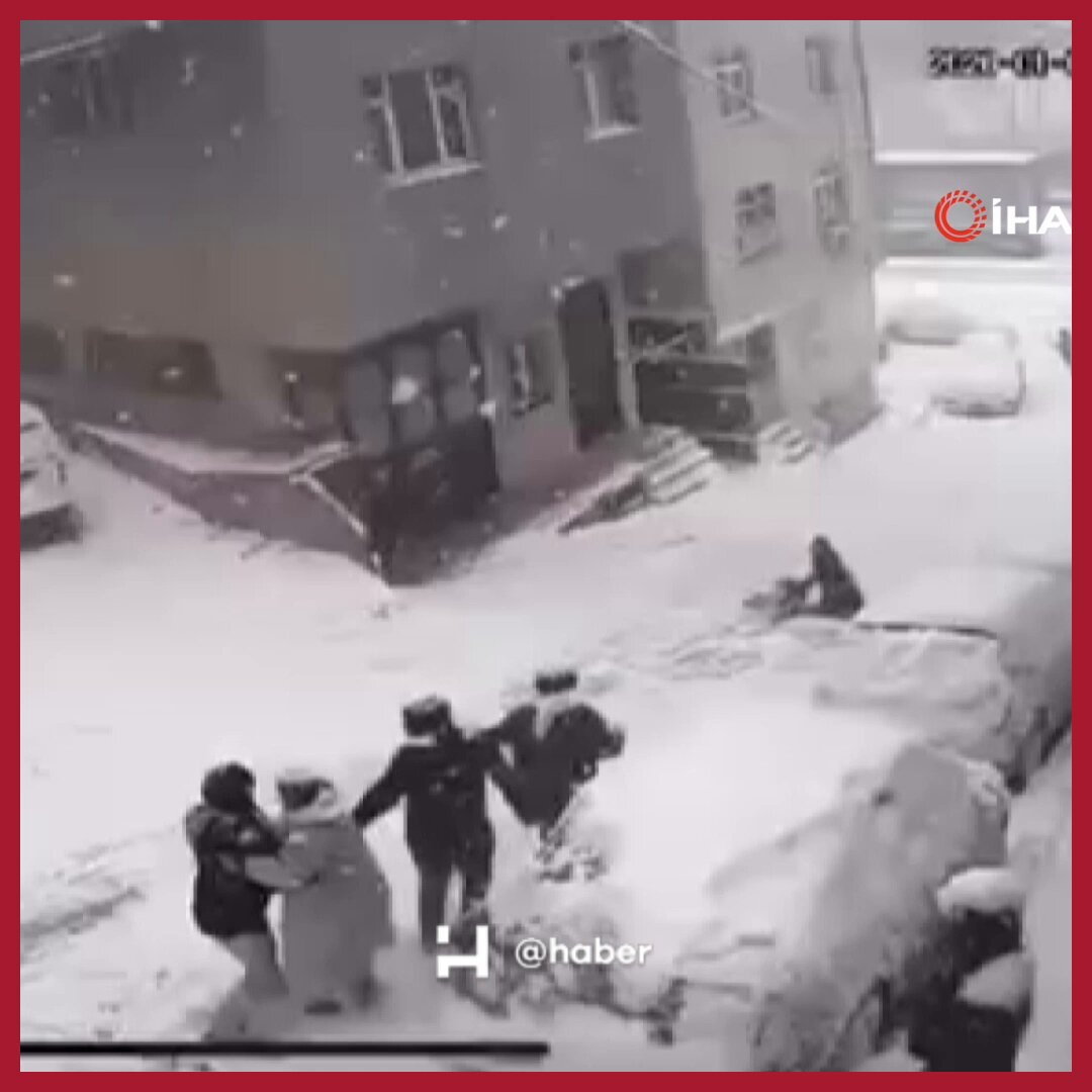 Kağıthane'de Kamyonet Kaza Yaptı: Kar Topu Oynayan Çocuklar Yaralandı, Sürücü Kaçtı