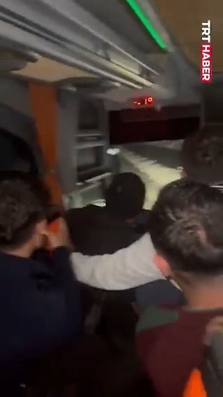 Diyarbakır'da Buzlanma Nedeniyle Yolcu Otobüsü Şarampole Devrildi