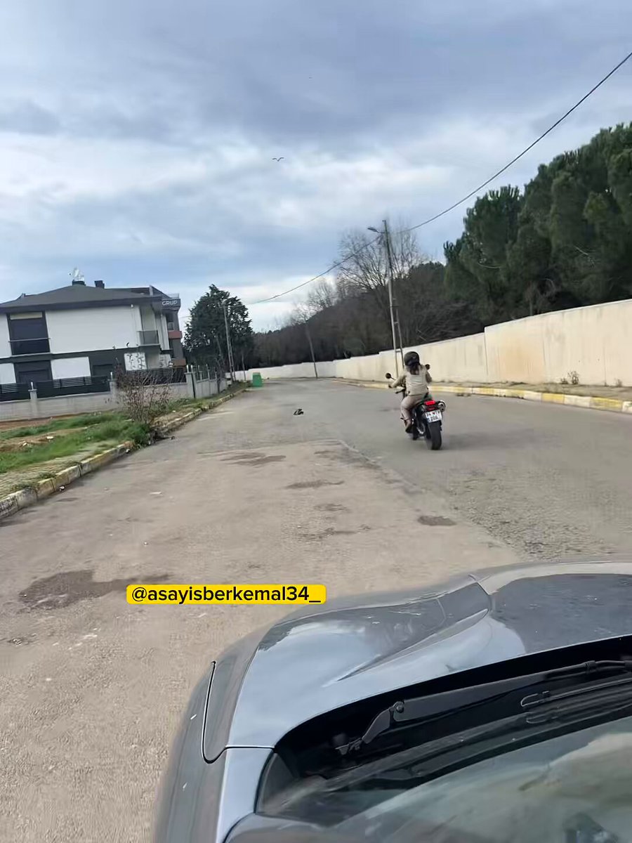 Tuzla'da Trafik Tartışması: Motosikletli Kadın Sürücü, Otomobilli Kadın Sürücünün Yolunu Kesti