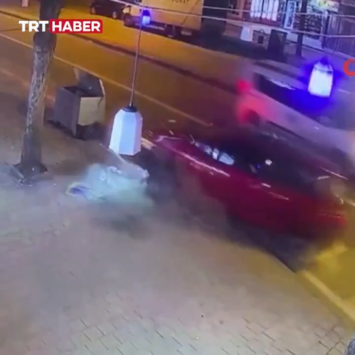 Bursa'da Kavşakta Fren Yerine Gaza Basan Sürücü, Motosikletliye Çarptı: 2 Yaralı