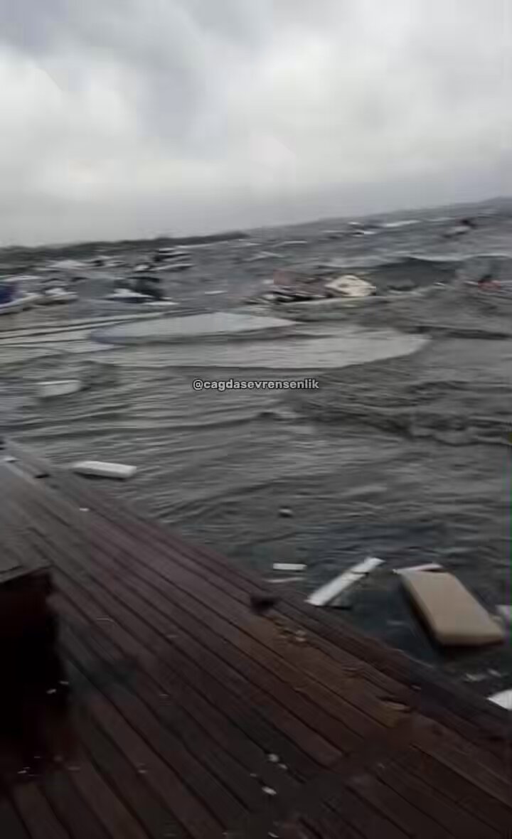 İstanbul Tuzla'da Fırtına: Onlarca Tekne Karaya Vurdu