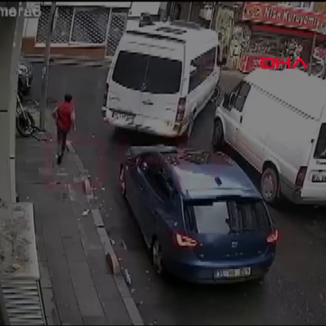 Bayrampaşa'da Ambulansa Yardım Eden Çocuk Güvenlik Kamerasına Yansıdı