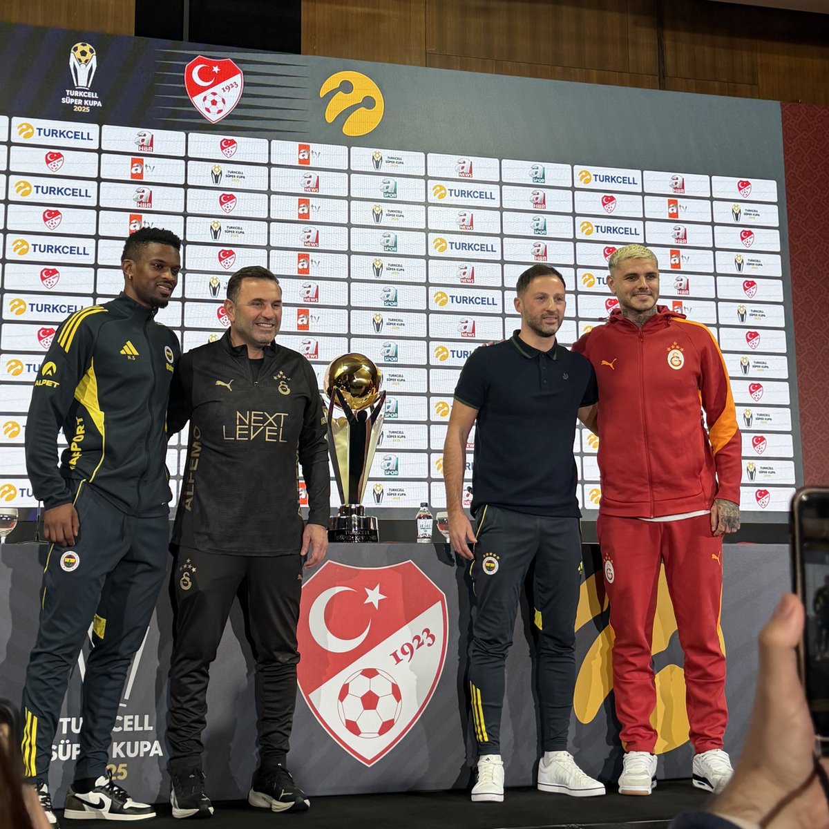 Galatasaray ve Fenerbahçe Süper Kupa İçin Ortak Poz Verdi