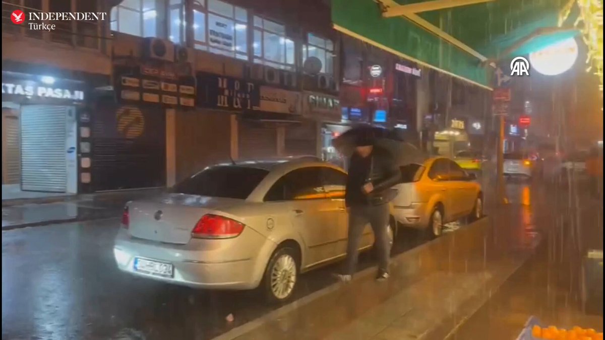 İstanbul'da Sağanak Yağış ve Şiddetli Rüzgar Etkisini Artırıyor