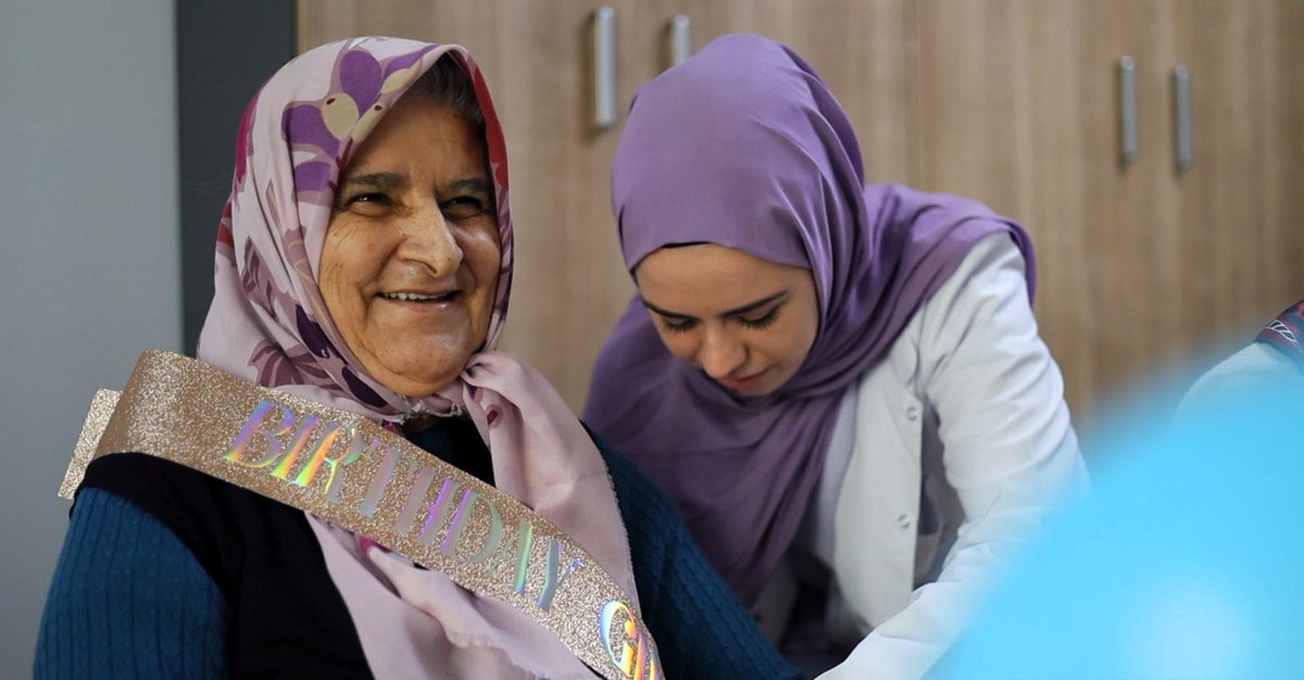 77 Yaşında İlk Kez Doğum Günü Kutlamanın Sevinci