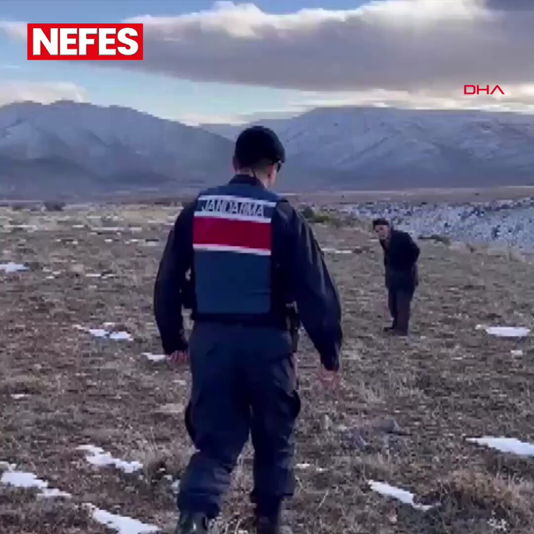 Alzheimer Hastası Yaşlı Vatandaş, Jandarma Ekiplerinin Yardımına Rağmen Araca Binmekte Zorlandı