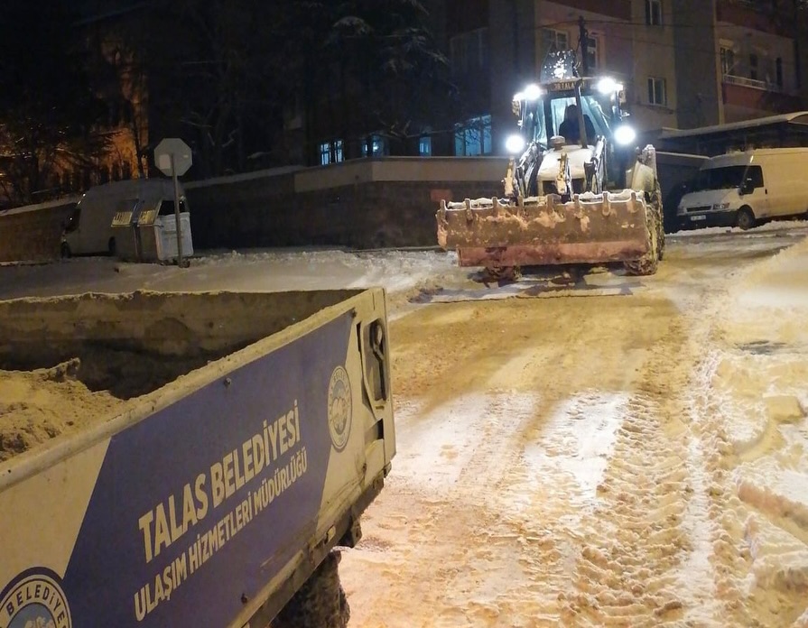 Talas Belediyesi Yoğun Kar Yağışına Karşı Yolları Açık Tutuyor