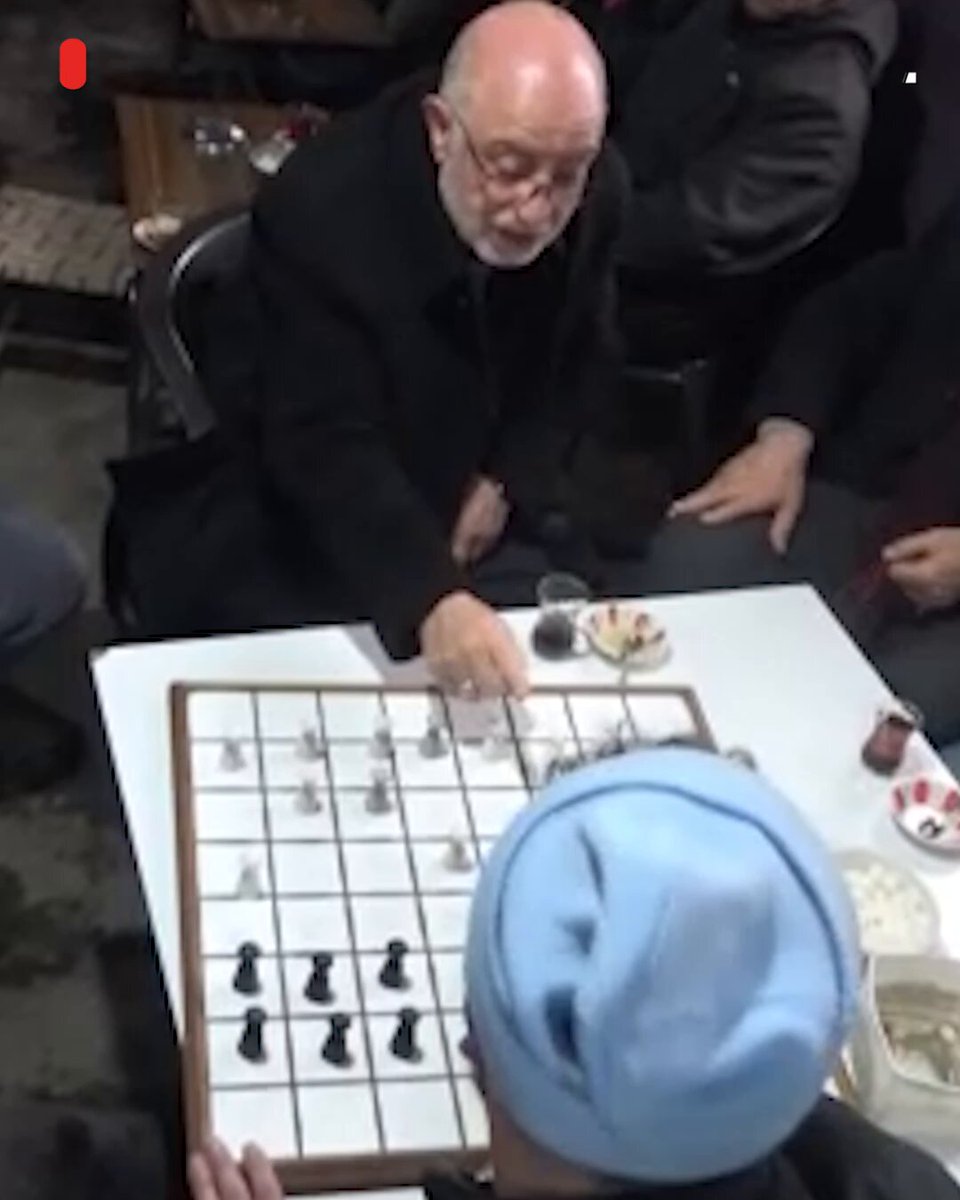 Muş'ta 40 Yıllık Çayevinde Kağıt Oyunları Yerine Satranç ve Dama Keyfi