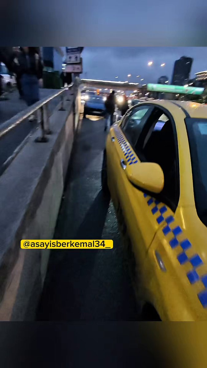 Taksi Şoförü, Engelli Yolcuları Araçtan İndirdi: Ataşehir'de Yaşanan Olay Kamuoyunu İsyana Getirdi