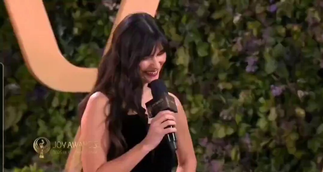 Tuba Büyüküstün, Joy Awards'ta Yaşanan Dilde Anlamlı Diyalog