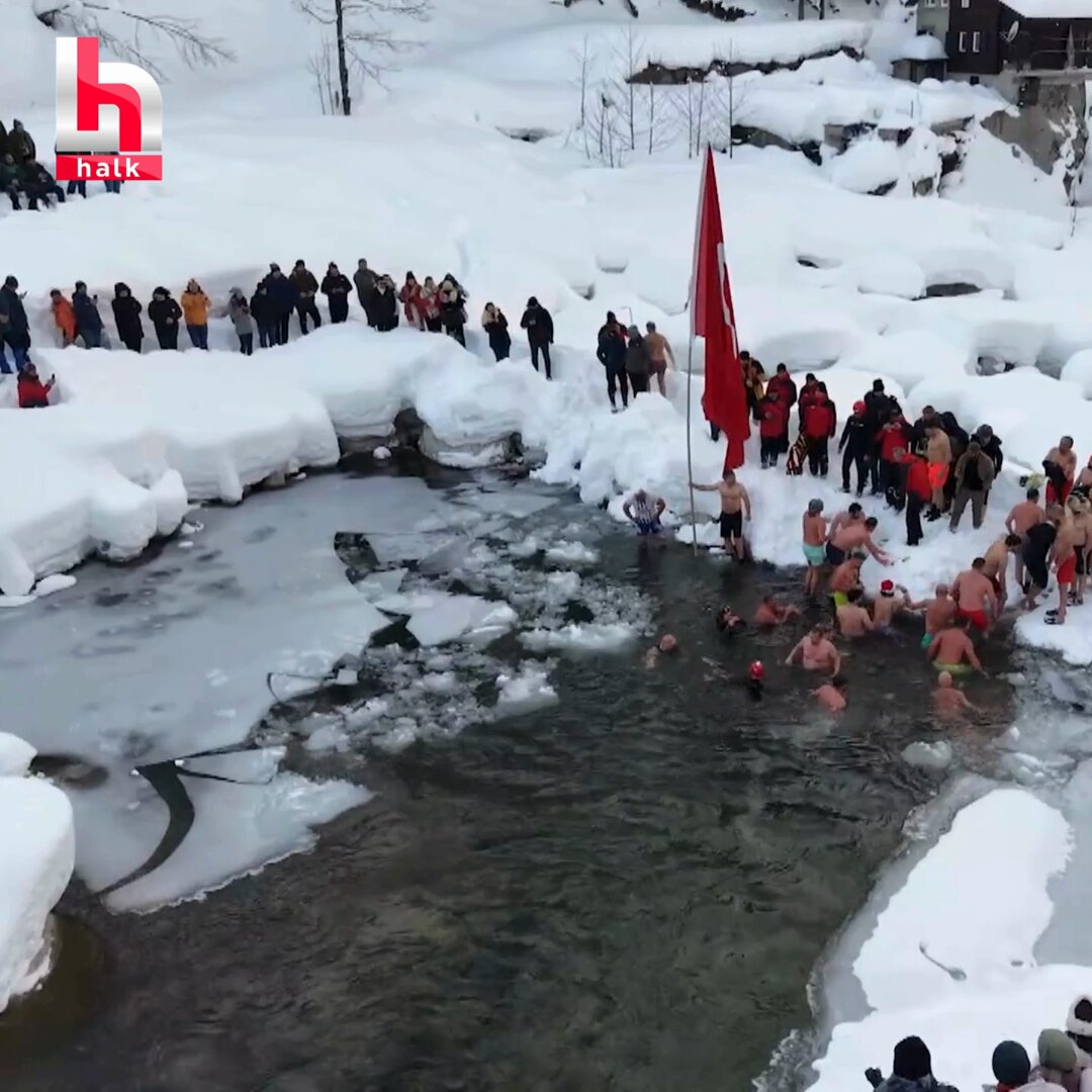 Rize'de 10. Kış Yüzme Şenliği: Kardaki Cesurlar Buz Gibi Göle Atladı