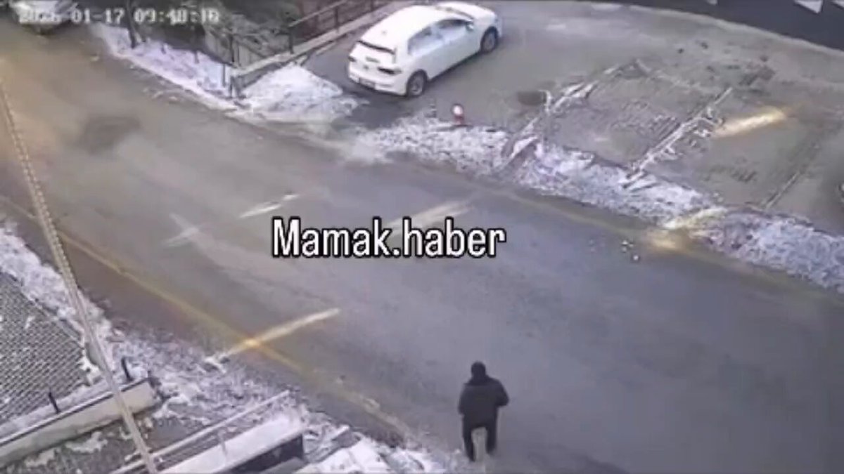 Ankara Mamak'ta Buzlanan Yolda Kayarak İşe Giden Vatandaşın Zorlu Mücadelesi