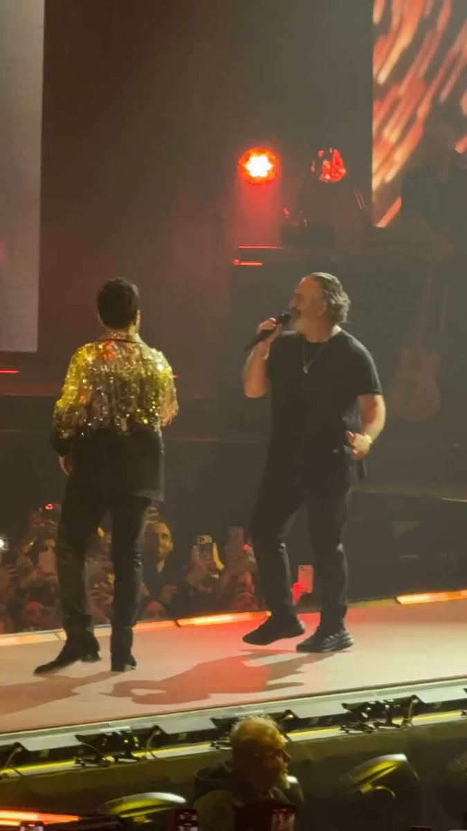 Cem Yılmaz, Tarkan Konserinde Sahneye Çıkarak 'Kuzu Kuzu' Eşlik Etti