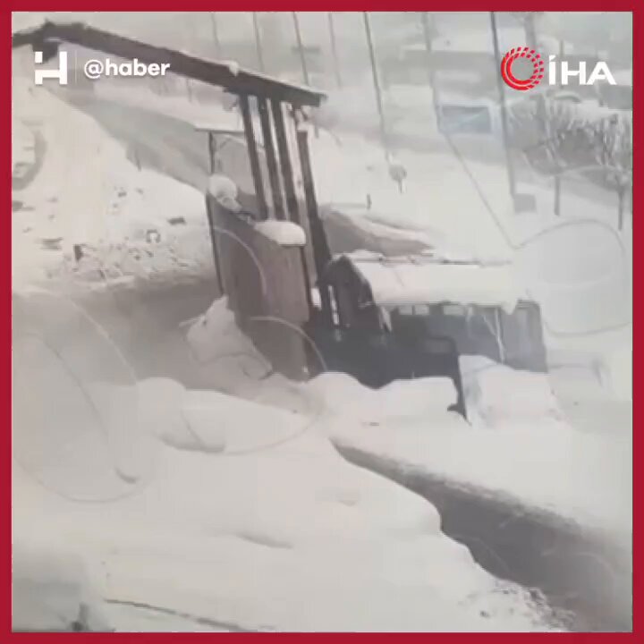 Bitlis'te Yolcu Otobüsü Polis Noktasına Çarptı: 4 Polis Yaralandı