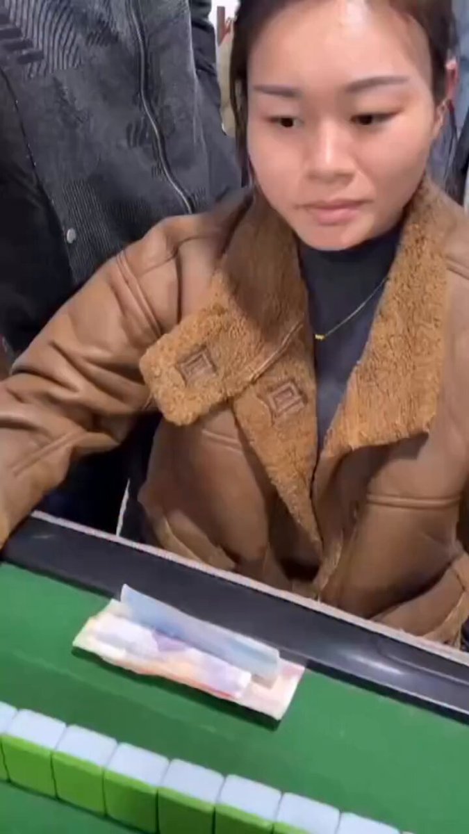 Yüksek Teknoloji Kumar Hilesi: Kontakt Lensle Yakalanan Kadın