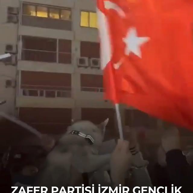 Zafer Partisi İzmir Gençlik Kolları Protestolarına Damga Vuran İlginç Eylem: Canlı Kurt Getirildi