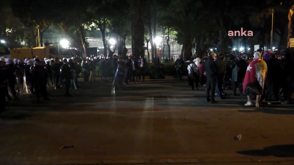 İzmir'de Kalabalığa Tazyikli Suyla Müdahale