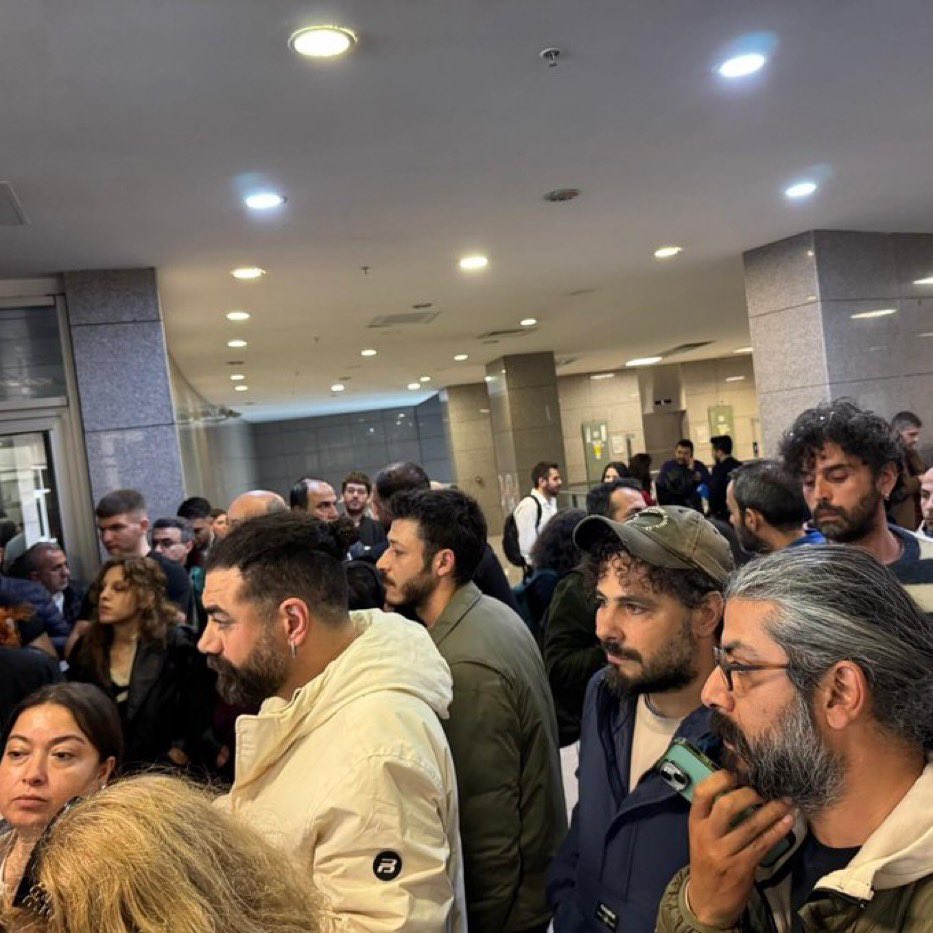 Oyuncu Kubilay Aka, Adliye Önünde Arkadaşına Destek Oldu