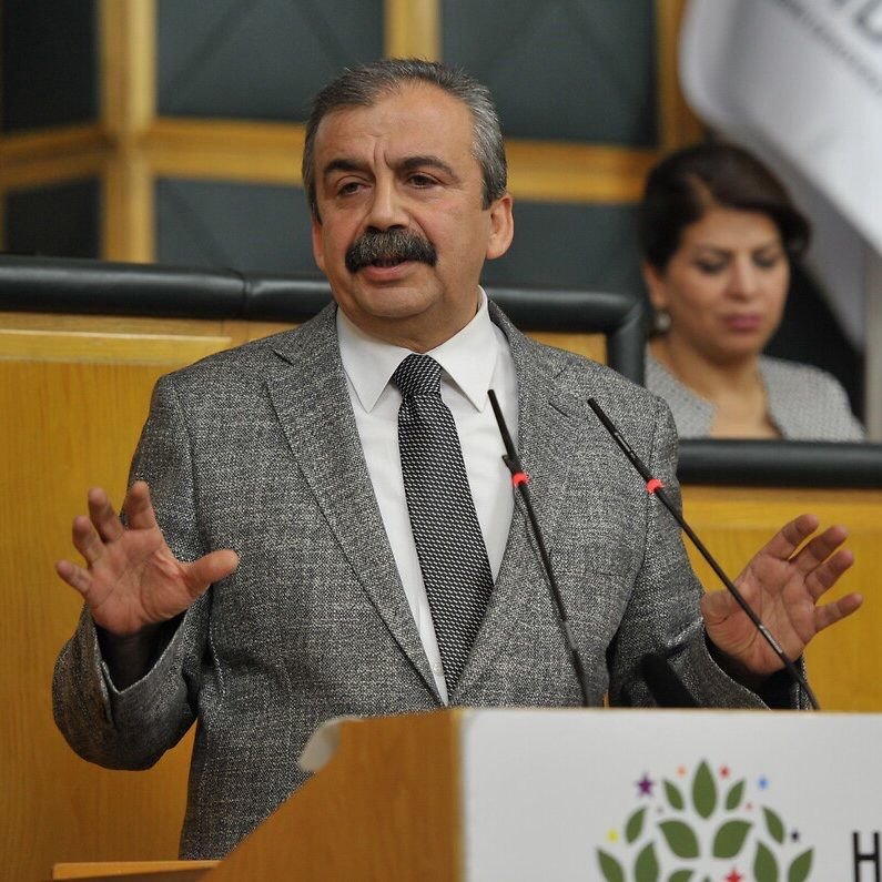 Sırrı Süreyya Önder Kalp Ameliyatı Geçirdi: Hayati Tehlike Devam Ediyor