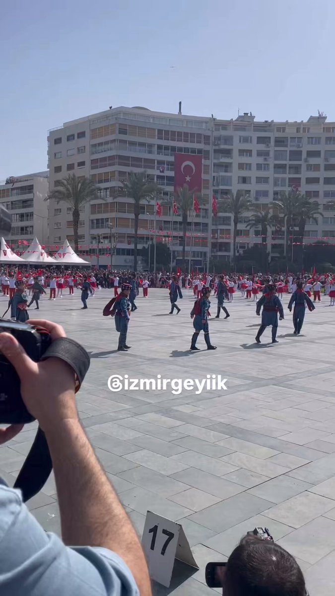 İzmir'de 23 Nisan Coşkusu: Çocuklar Zeybek Oynadı