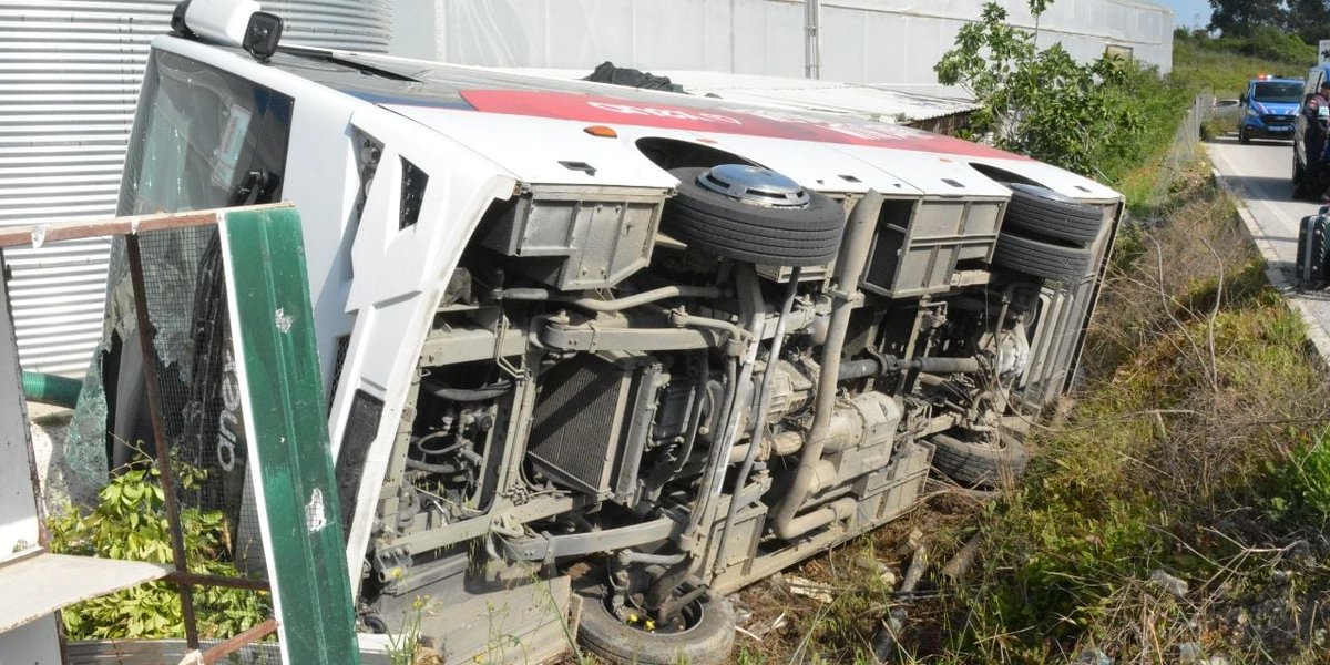 Antalya'da Tur Midibüsü Kazası: 19 Yaralı