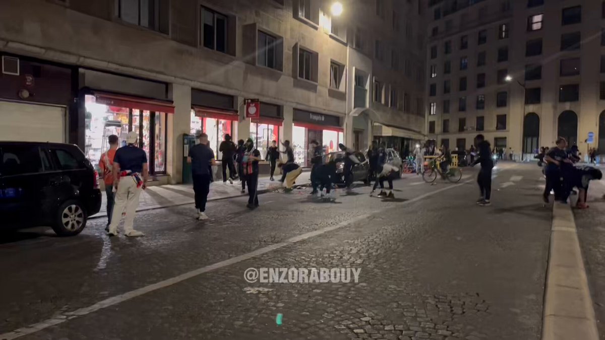 Paris'te Holiganlar Dükkanları Yağmaladı