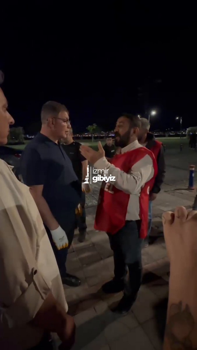 İzmir'de Grev Nedeniyle Biriken Çöpler Büyükşehir Belediyesi Tarafından Temizlendi