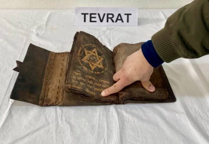 Kırşehir'de 700 Yıllık Tevrat Ele Geçirildi
