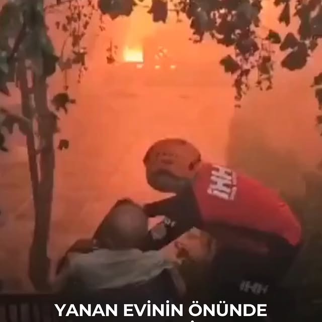 İzmir Seferihisar'da Yanan Evinin Önünde Yardım Bekleyen Engelli Vatandaş Son Anda Kurtarıldı