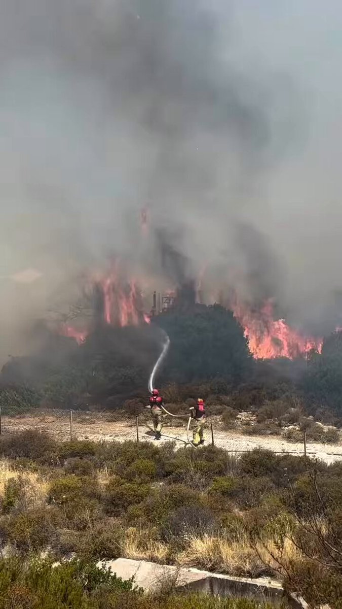 İzmir Çeşme'de Yangın Kontrol Altına Alma Çalışmaları Sürüyor