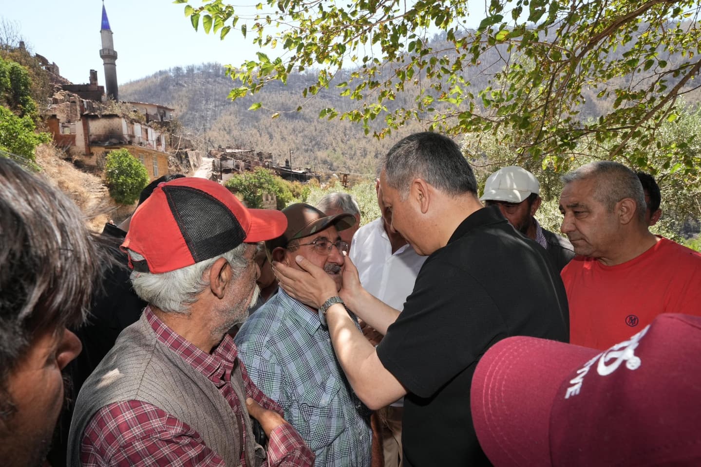 İçişleri Bakanı Yerlikaya İzmir'de Tosunlar Köyü'nü Ziyaret Etti